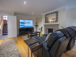 Pass the Keys Fab Townhouse Near Queens with Huge TV & Recliners - Belfast - 1