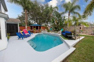 Gorgeous Urban Oasis withHot Tub, HEATED POOL and Private Movie Theater home - Viera - 6