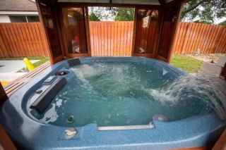 Gorgeous Urban Oasis withHot Tub, HEATED POOL and Private Movie Theater home - Viera - 2