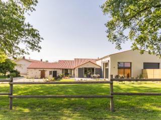 Élégant Gîte Rural avec Piscine Intérieure Chauffée près de Nantes - FR-1-306-913 - Châteauthébaud - 0