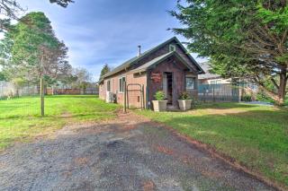 Unique Dog-Friendly Log Cabin Short Walk to Ocean - Crescent City - 8