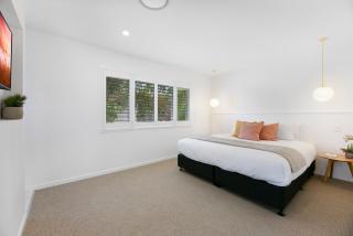 Spacious 4-Bed Villa with Mediterranean Charm - 1