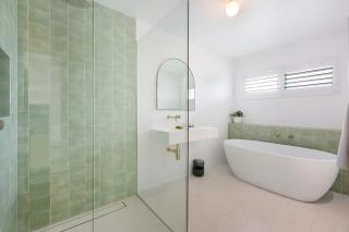 Spacious 4-Bed Villa with Mediterranean Charm - Gold Coast - 6