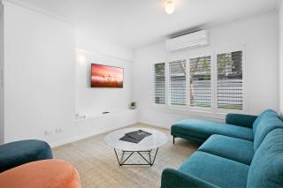 Spacious 4-Bed Villa with Mediterranean Charm - Gold Coast - 5