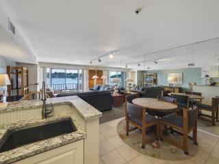 111 Edgewater Inn - 2