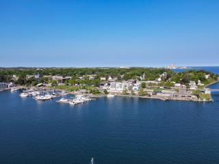 112 Edgewater Inn with Waterfront Access - Charlevoix - 8