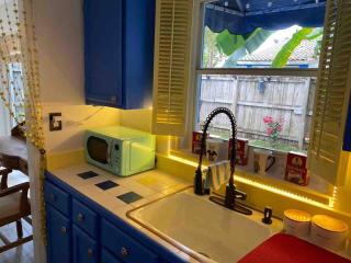 “Tiki little house” - Hollywood - 2
