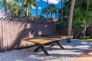 NEWLY RENOVATED POOL, HOT TUB, & EPIC BACKYARD - Fort Lauderdale - 4
