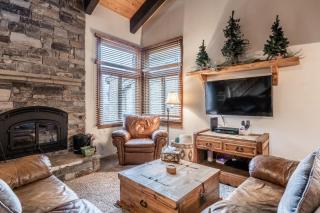 Mammoth Creek Townhome # 40 Updated 2 bedrooms and Loft 2 and half bath Steps to free town shuttle stop - Mammoth Lakes - 0