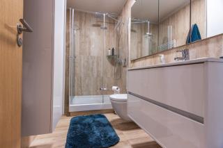 Sunny Central Downtown Apartment - 6