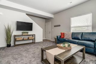 New 3 Bedroom Townhome with Mountain Views - 8