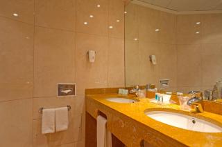 Holiday Inn Lisbon by IHG - 8