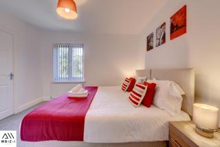 New Duston 4-BR House, En-suite, Garden, Parking - 2