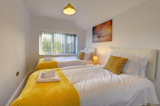 New Duston 4-BR House, En-suite, Garden, Parking - 6