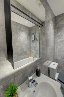 New Duston 4-BR House, En-suite, Garden, Parking - 1