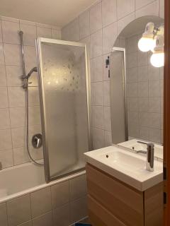 Apart Ladner - See - 1