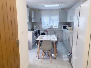 The Grove 7 Bedroom, 7 Showers, 8 Beds, 8 toilets Beautiful House - 0