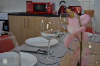 Modern 3 bed home, Free Parking, Free Netflix and WIFI - 2