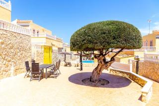 Fabulous 3 Bed House with 4 communal pools - 8