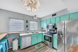 Shark Unit, Pool Jacuzzi Steps to Siesta Key Beach - 1