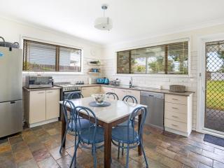 Roskell Retreat Pet Friendly 5 Mins Walk to Beach - 6