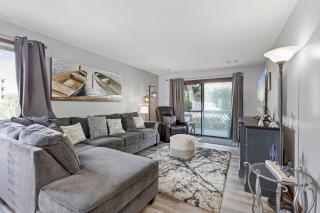 Spacious Modern Condo - 1st Floor - One Block to the Beach - Myrtle Beach - 2