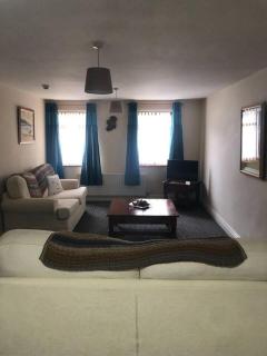 Central 2 Bed Apartment Above Great Derry Pub - 7
