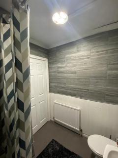 Cosy 3 Bedroom house, Free parking & WIFI - 6
