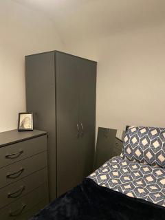 Cosy 3 Bedroom house, Free parking & WIFI - 5