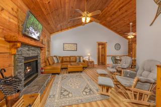 Firefly Hollow Cabin - Smoky Mountains - Soaky Mountain Water Park - Sevierville Convention Center - Pigeon Forge - 1