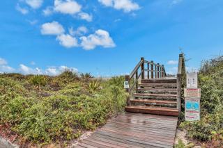 Ocean-view penthouse with pool, balcony & central AC - snowbird-friendly - 4