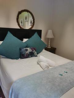 Harties Double Room with Shared Bathroom Non En-suite - 5