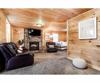 City Hideaway - Hot Tub, Fireplace, Grill - 7