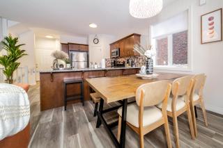 Bali Style Home - King Bed - Fireplace - Jacuzzi - Fast Wi-Fi - Free Netflix & Garage Parking - 1