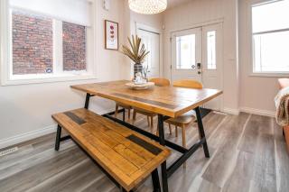 Bali Style Home - King Bed - Fireplace - Jacuzzi - Fast Wi-Fi - Free Netflix & Garage Parking - 4