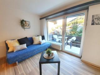 Bright renovated studio - 1 min from the slopes! - 8