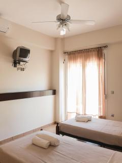 Family Private Summer Homes w. Yards near Beach - Galatás - 5