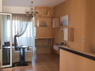 Family Private Summer Homes w. Yards near Beach - Galatás - 1