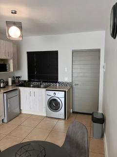 The Cube Apartments, Unit 34 on De La Rey Road - Joanesburgo - 1
