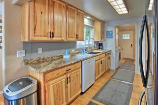 Waterfront North Bend Home 9 Miles into Town - Lakeside - 3