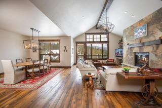 Spacious Elegance, 5 en-suites, hiking trail to town, packed with amenities! - 8