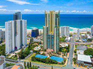 Resort style 3br unit w/ huge entertainers balcony - Gold Coast - 4