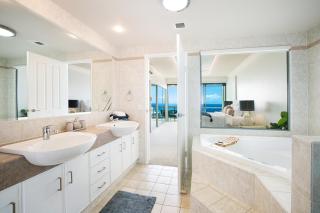 Resort style 3br unit w/ huge entertainers balcony - Gold Coast - 5