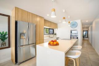 Absolute Beach Front Renovated 3 Bdrm 2 Bath App - Gold Coast - 9