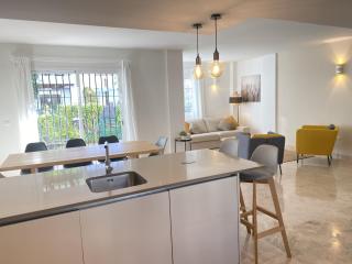 Preciosa casa de 4 habitaciones y 3 baños, Urbanización Los Naranjos, Puerto Banus - Marbella - 0