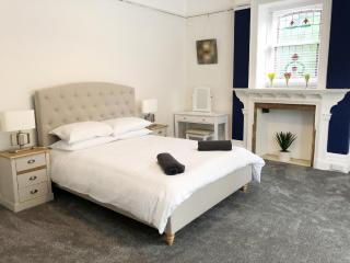 Summer Breeze -3 Bed-Sleeps 6-Parking-Walk to the beach-Spacious-Families-Groups-Professionals Welcome - 7