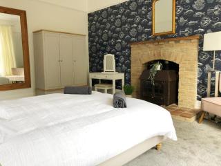 Spacious 3-Bed Coastal Stay Sleeps 6 Parking Groups Welcome - 7