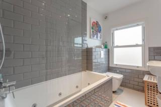 Stylish 2 Bedroom Apartment in London - 6