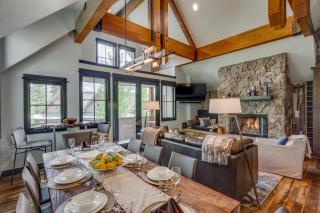 Walk to the slopes! Completely remodeled with 5-star finishes and private hot tub! - 9