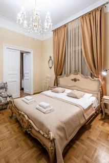3 bedrooms Royal Italian style in an Austrian building, parking, balcony - Lviv - 9